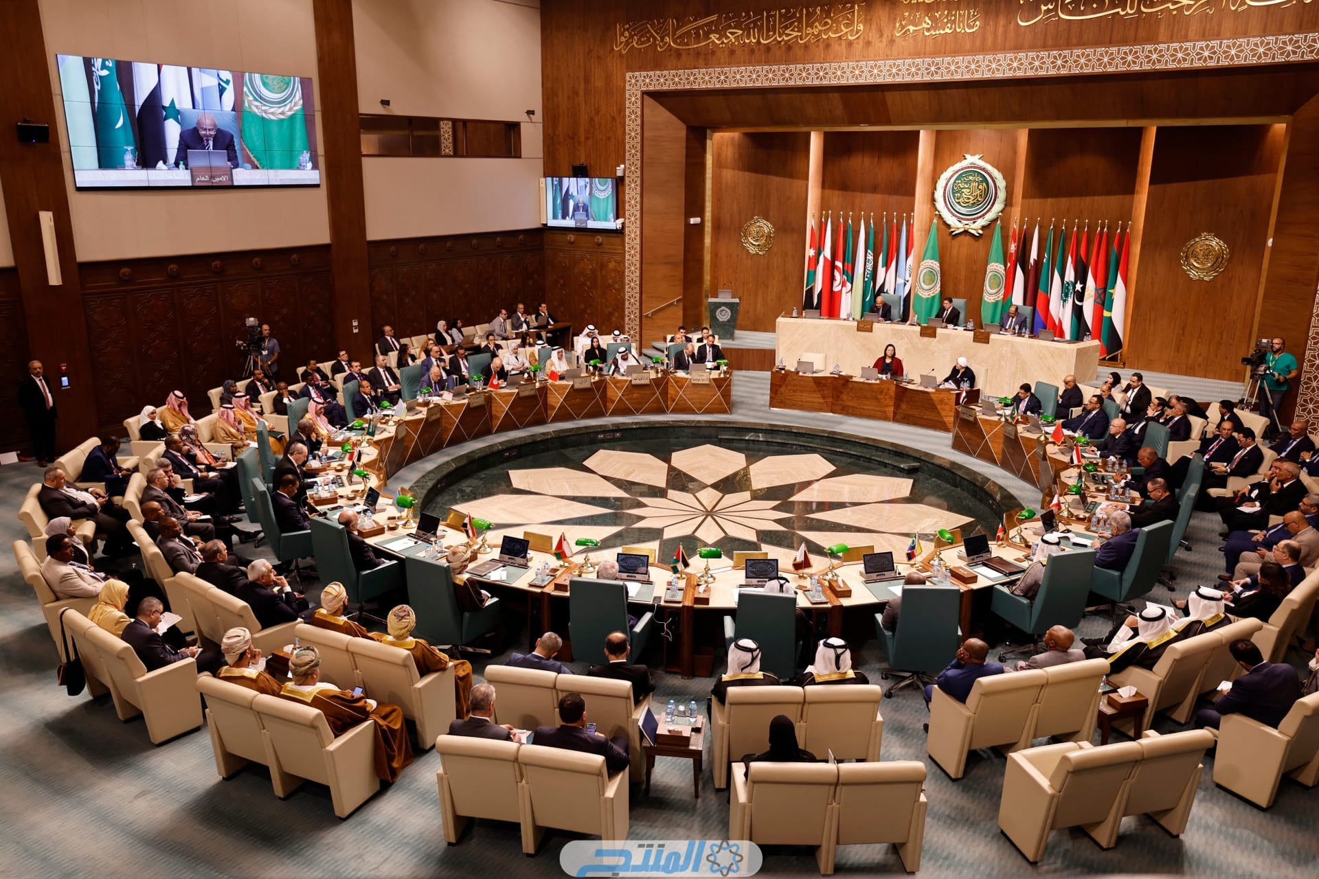 اجتماع القمة العربية اي ساعة